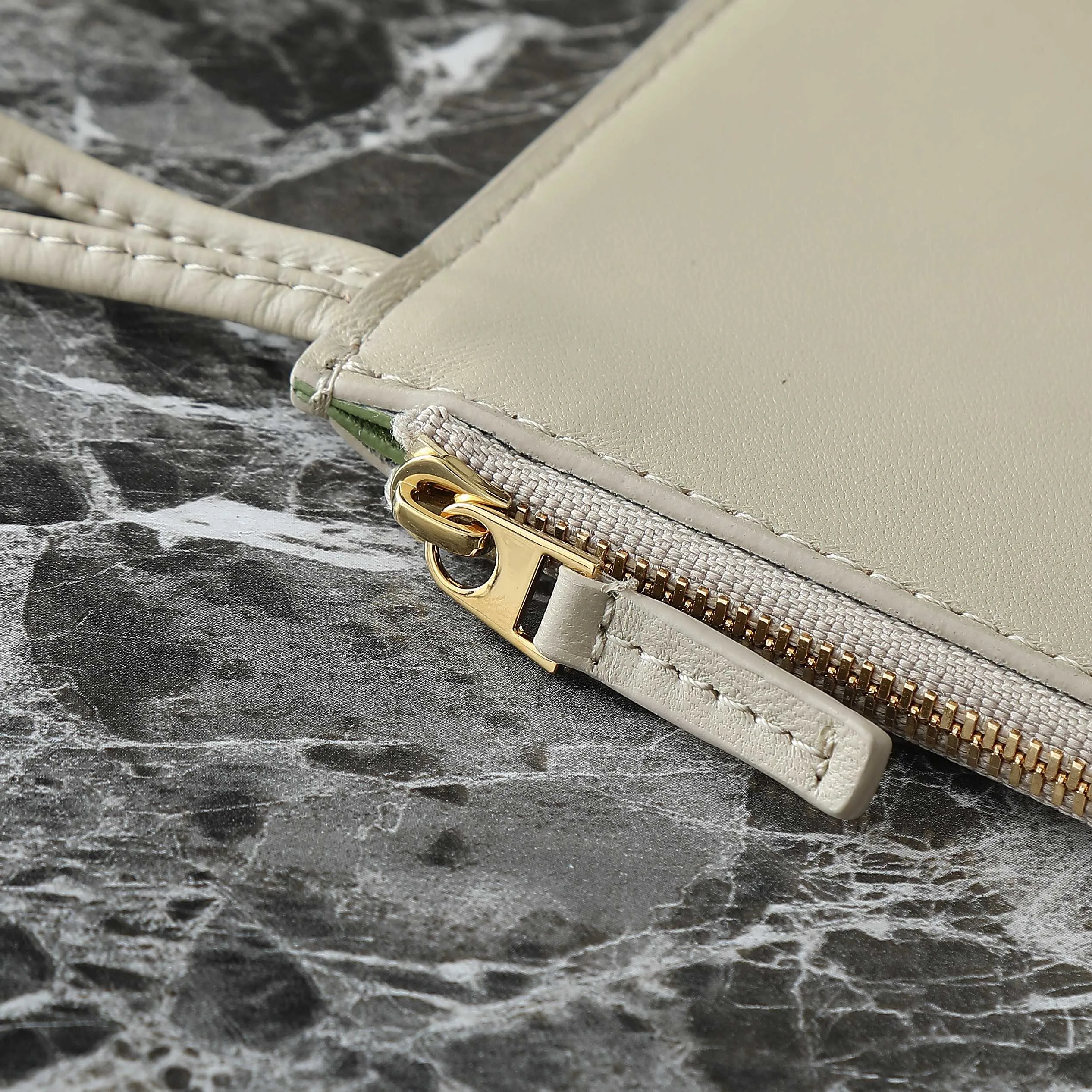 Batch 1660 BV25 spring and summer new product Mini pinacoteca two-tone surface. The weaving process is also super exquisite. Every texture is delicate and clear, and you can see the full ingenuity. 👜The bag uses 1 cm leather strips, which are purely hand-woven, highlighting the brand's craftsmanship. The inside is flipped to reveal a smooth suede lining that can be used on both sides, taking into account both fashion and practicality. 	 The small size can be worn on one shoulder or across the body, making it super versatile for daily commuting! 	 💕Fashionable ladies who like BV, come to me to get the same style~ ​Model number: 819004 ​Size: 24*15*12cm